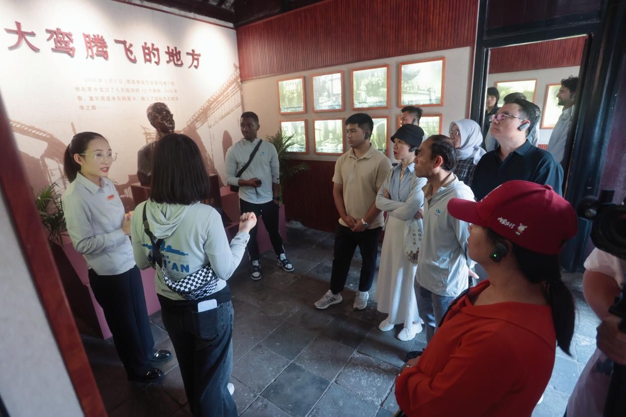 Chinese and Foreign “Generation Z” Journalists Explore the Millennial Charm of the Ancient City